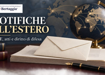 Copertina illustrativa sulle notifiche all’estero, con busta, documenti, globo e logo dello Studio Bertaggia